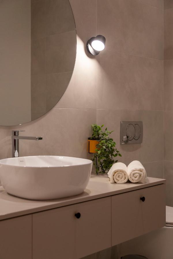 Luxurious Minimalist Residence With Sauna By Prestige Homes Будапеща Екстериор снимка