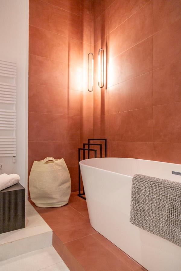 Luxurious Minimalist Residence With Sauna By Prestige Homes Будапеща Екстериор снимка