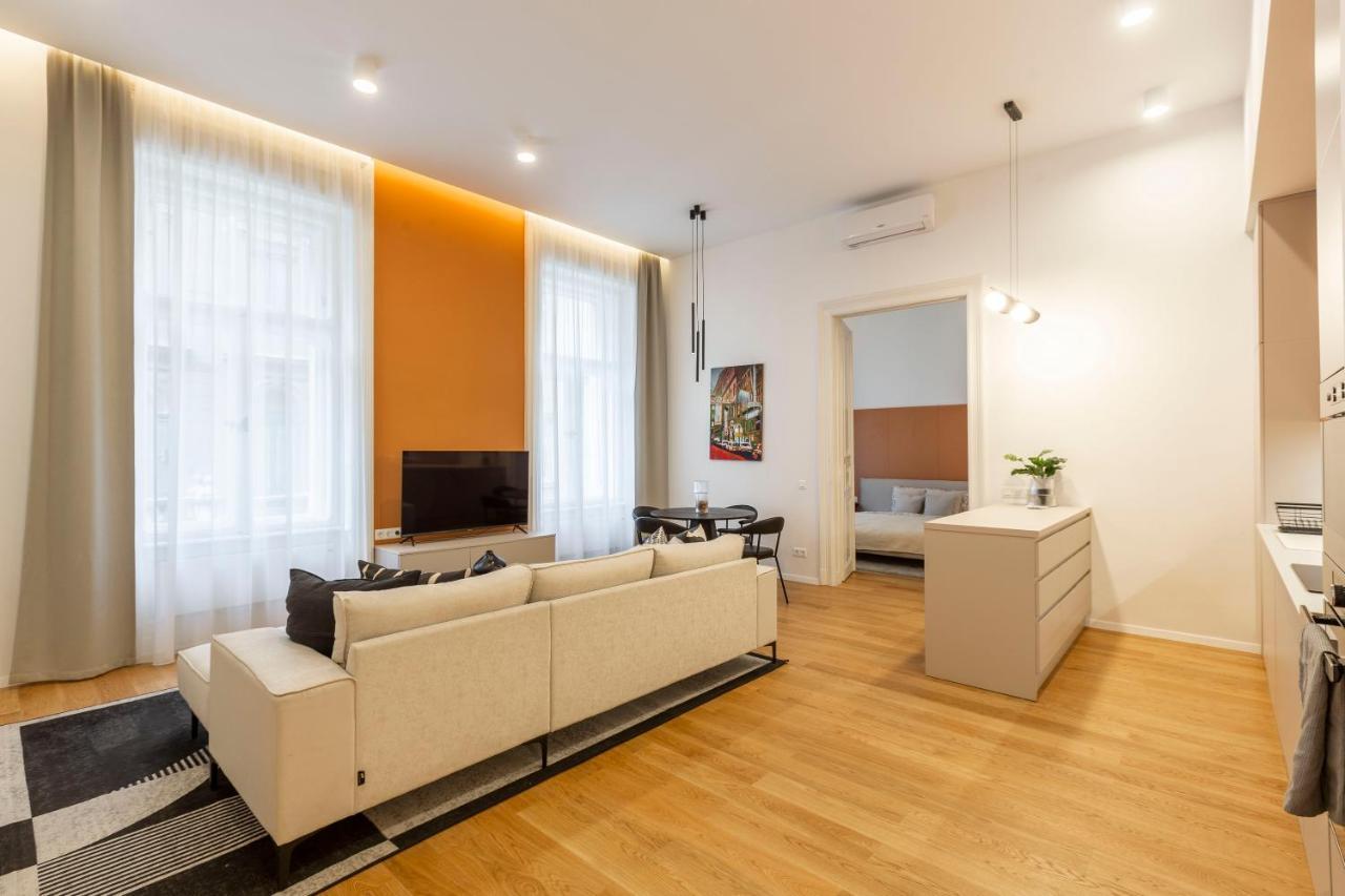 Luxurious Minimalist Residence With Sauna By Prestige Homes Будапеща Екстериор снимка