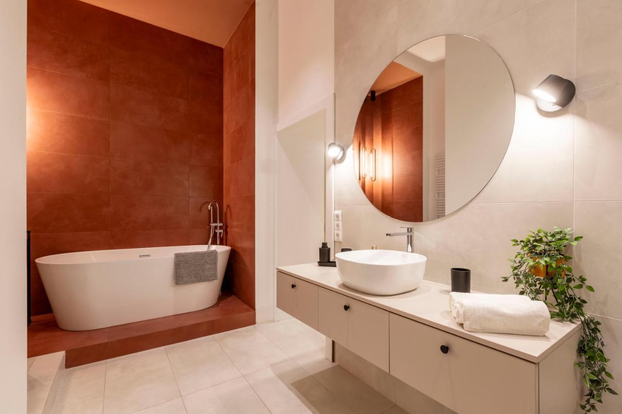 Luxurious Minimalist Residence With Sauna By Prestige Homes Будапеща Екстериор снимка